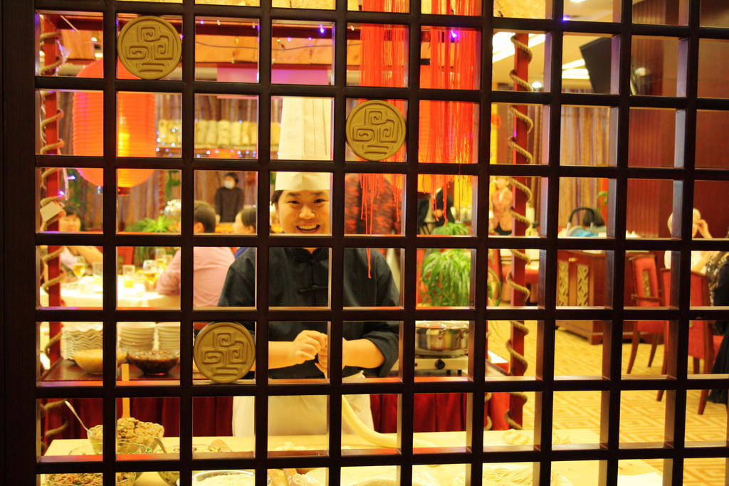 Beijing Palace Soluxe Hotel Astana Exterior foto A shishi-dō at a restaurant in Tokyo